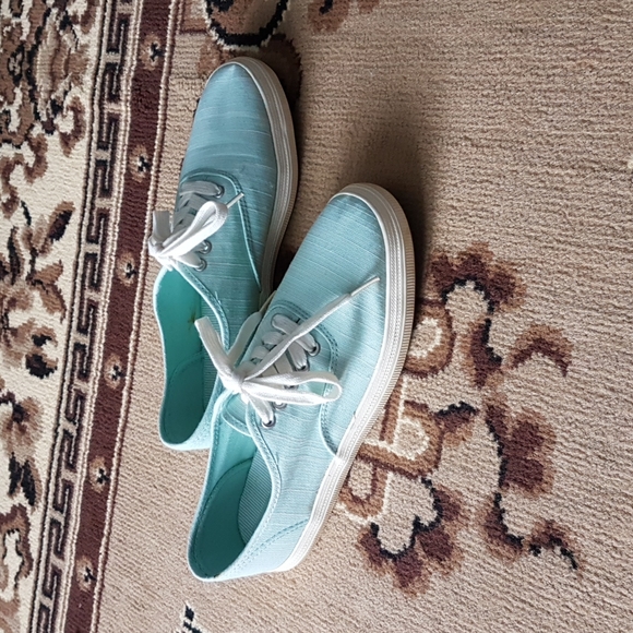 American Eagle Slip-On Non-Marking Sneakers - Picture 2 of 8